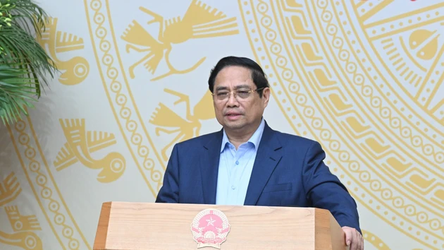 政府总理范明正在会上发表指导性讲话。