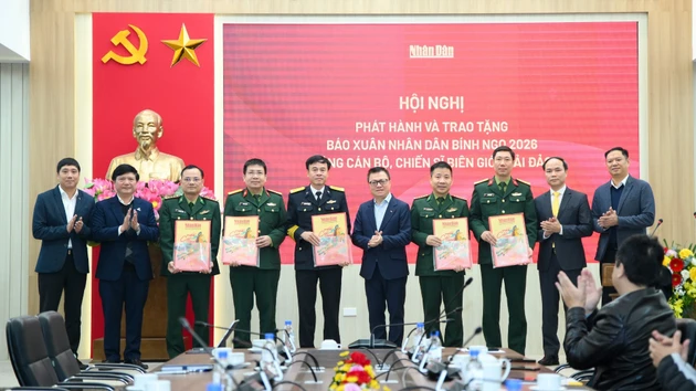 越共中央委员、《人民报》社总编辑、中央宣教与民运部副部长、越南新闻工作者协会主席黎国明和各单位领导向边境和海洋岛屿地区的干部、战士赠送2026丙午年春节特刊。