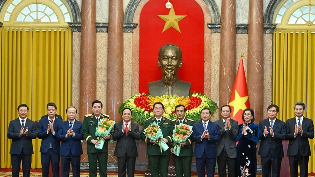 越南国家主席梁强颁发总政治局主任任命决定和大将与上将军衔晋升决定【组图】