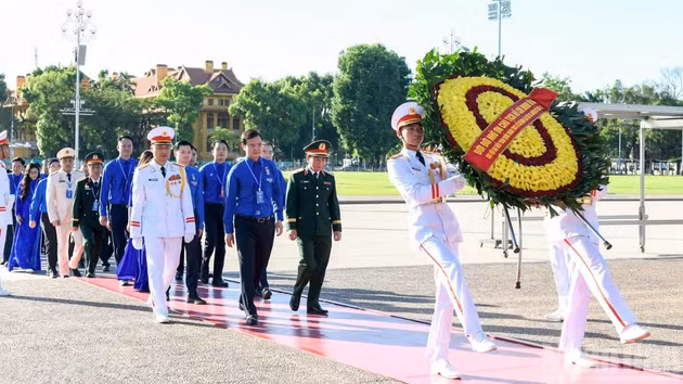 出席越南共青团第十三次全国代表大会的代表团入陵瞻仰胡志明主席遗容。
