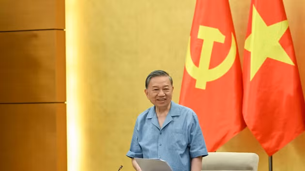 苏林总书记、国家主席主持会议。