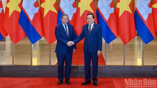 越南国会主席陈青敏和柬埔寨首相洪玛奈。