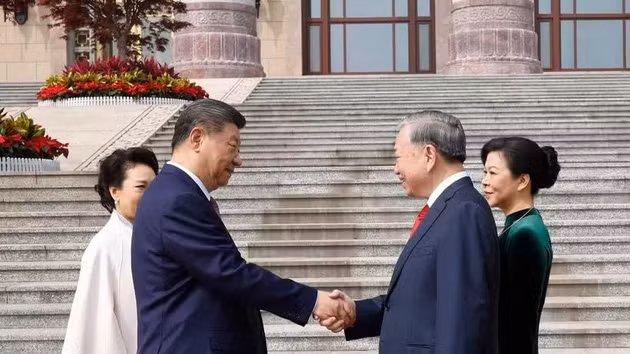 中共中央总书记、中国国家主席习近平和夫人欢迎越共中央总书记、越南国家主席苏林和夫人对中国进行国事访问。