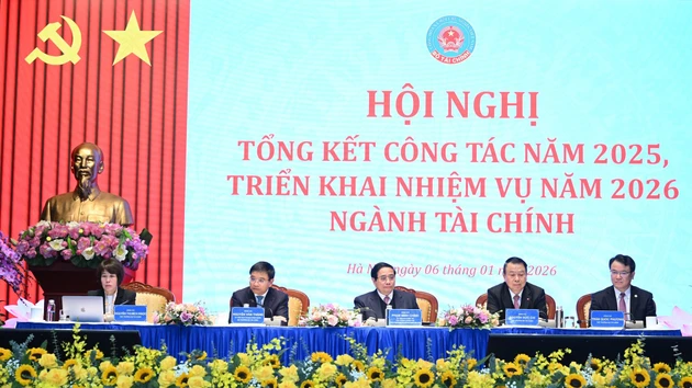 范明正总理和各位代表出席会议。