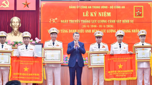 黎明兴总理向公安部所属团体和个人授予人民武装力量英雄称号。