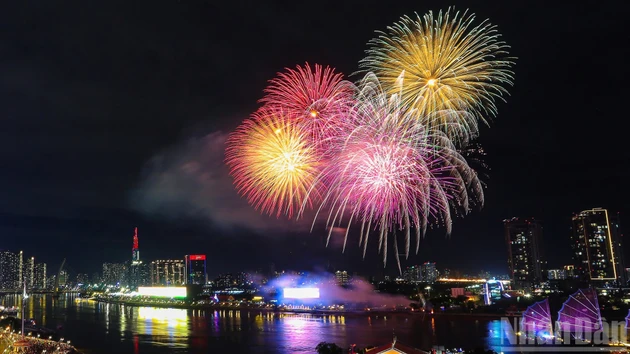 壮观的烟花照亮了胡志明市的夜空。
