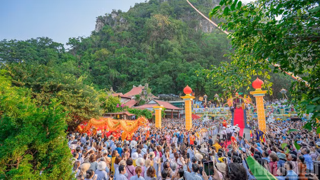 众多人参加观世音菩萨庙会。