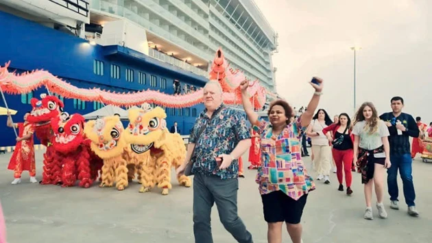 乘坐国际邮轮“名人永恒号”到达下龙的首批外国游客。