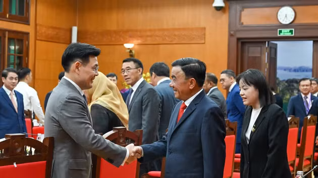 越共中央书记处常务书记陈锦绣和东盟各国政党代表团团长。