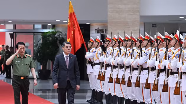黎明兴总理检阅仪仗队。