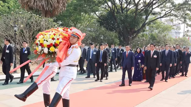 越共中央书记处常务书记陈锦秀及越南高级代表团前往万象无名烈士纪念碑敬献花圈。
