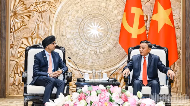 越共中央书记处常务书记陈锦秀会见新加坡驻越南大使拉杰帕尔·辛格。