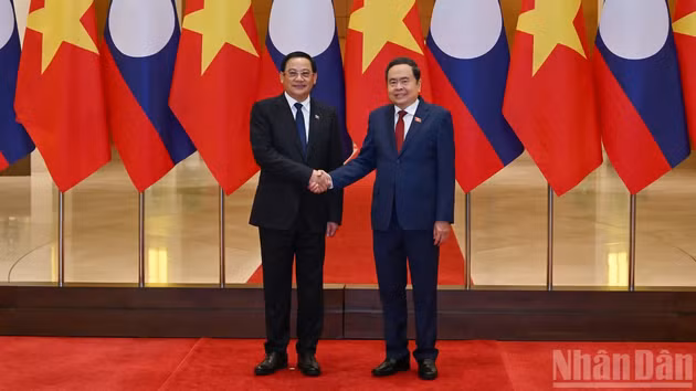越南国会主席陈青敏和老挝总理宋赛·西潘敦。