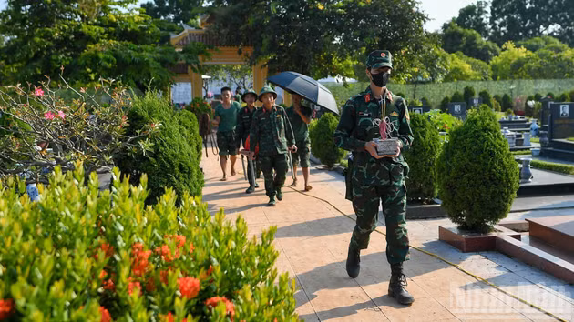 士兵们将烈士遗骸送到了DNA采样区。