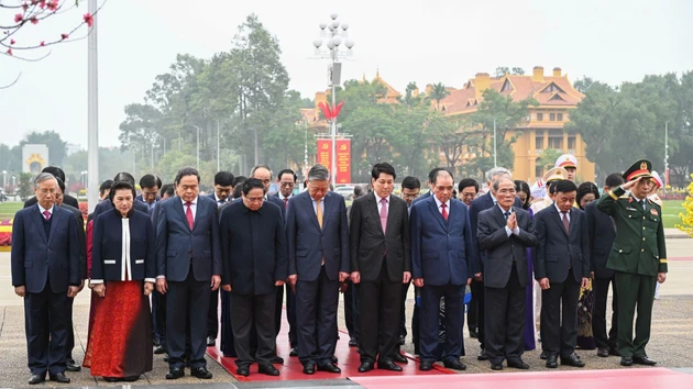 党和国家领导、前领导人缅怀胡志明主席。