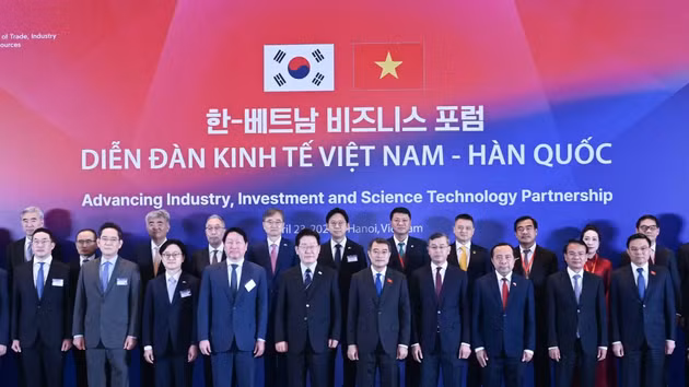 越南政府总理黎明兴、韩国总统李和双方代表合影。