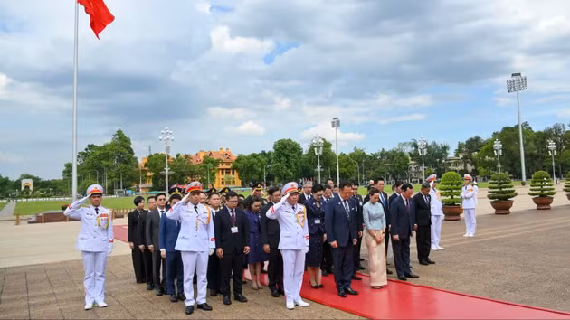 泰国总理阿努廷·参威拉军以及泰国高级代表团入陵瞻仰胡志明主席遗容。