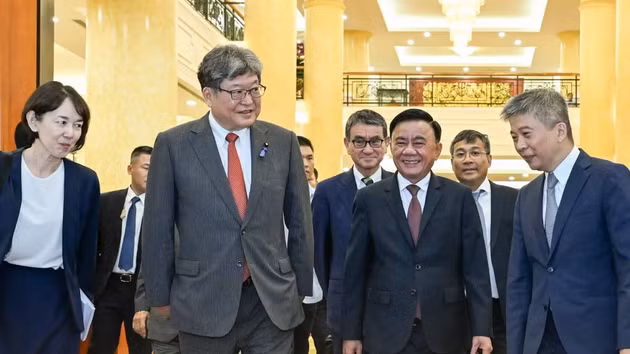 越共中央书记处常务书记陈锦秀与日本自民党代理干事长萩生田光一举行会谈【组图】