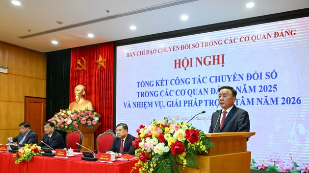 越共中央书记处常务书记陈锦秀主持会议。