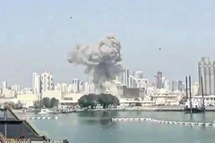 2月28日，巴林海军作战支援中心（NSA）冒出浓烟。该国约有100名越南籍员工。（图片来源：越通社）