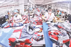 位于兴安省兴越服装股份公司的一条出口服装生产线。（摄影：陈海）