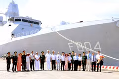 越南执法力量代表迎接荷兰皇家海军“德鲁伊特”号（HNLMS De Ruyter）护卫舰指挥官和水手们。（图片来源：越通社）