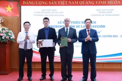 越南真理国家政治出版社与越共中央宣教部领导向古巴代表赠送《古巴革命总司令菲德尔·卡斯特罗·鲁斯文选》。