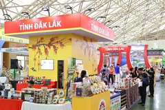 西原地区各省市的展位。（图片来源：越通社）