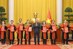 越共中央总书记、国家主席苏林向最高人民法院法官颁发任命决定。