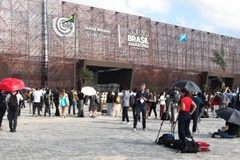 2025年11月10日，代表们在巴西贝伦出席《联合国气候变化框架公约》第三十次缔约方大会（COP30）。（图片来源：新华社）