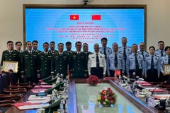 双方代表合影留念。