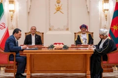 2025年5月27日，阿曼苏丹海赛姆·本·塔里克·阿勒赛义德（右，后排）和伊朗总统马苏德·佩泽什基安（左，后排）在阿曼首都马斯喀特出席签字仪式。（来源：新华社）