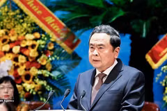 越南国会主席陈青敏在会上发表讲话。
