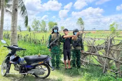 涉案嫌疑人在组织他人偷越国边境时被木牌国际口岸边防不对当场抓获。（图片来源：越通社）