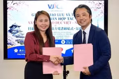 越南-日本文化教育合作促进中心代表与青山日本语学校代表签署合作协议。