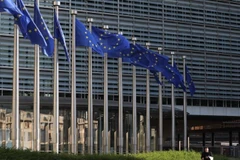 欧盟旗帜在比利时布鲁塞尔的欧盟委员会总部飘扬。（图片来源：新华社）