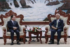 越共中央宣教与民运部部长郑文决与老挝人民革命党中央宣传部部长坎潘·佩亚翁举行工作会谈。