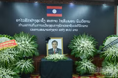 老挝国会主席赛宋蓬·丰威汉吊唁仪式在老挝驻越南大使馆隆重举行。