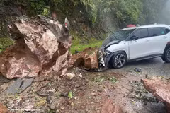持续强降雨引发山体滑坡，巨石砸中正在山罗省芒布乡高坡路段行驶的汽车。（图片来源：越通社）