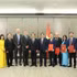 2024年3月，阮蓝江女士（左三）与越南政府总理范明正及高级代表团在对新西兰进行正式访问期间合影留念。图片由受访者提供）
