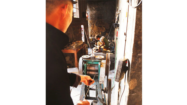 保留赫蒙族白银雕刻业的精华 ảnh 3