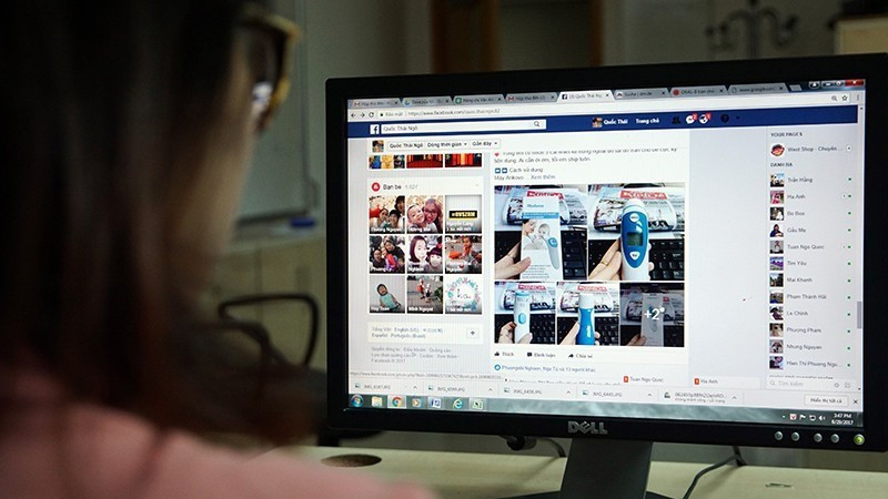 消费者在网上购物时，需要仔细了解卖家信息和商品信息。（慧宜 摄）