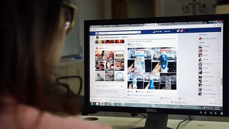 消费者在网上购物时，需要仔细了解卖家信息和商品信息。（慧宜 摄）