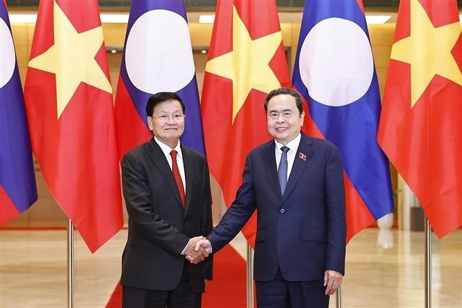 越南国会主席陈青敏会见老挝人民革命党中央总书记、国家主席通伦·西苏里。