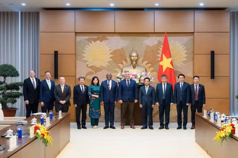 越南国会副主席阮尹英与美国国会议员代表团合影。（图片来源：quochoi.vn）