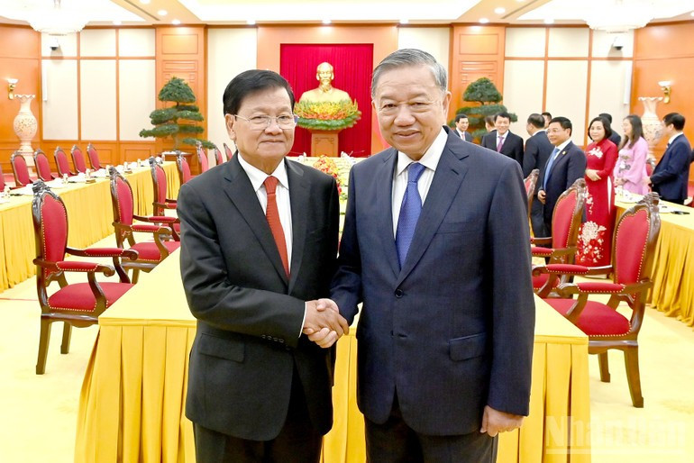 越共中央总书记苏林会见老挝人民革命党中央总书记、国家主席通伦·西苏里。
