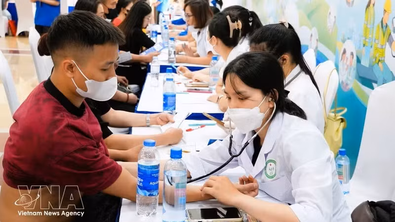 劳动者接受健康体检。（图片来源：越通社）