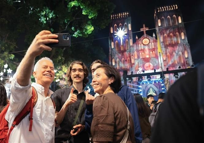 许多外国游客对充满活力、开放、包容的河内留下深刻印象。（图片来源：越通社）