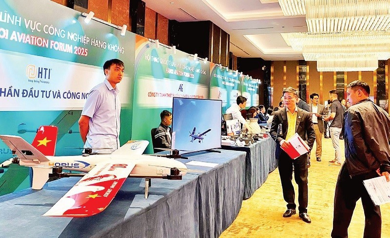 各家企业在河内市举行的2025年航空产业国际研讨会上展示新产品和技术。