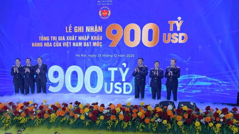 越南海关局为进出口总额首次达到9000亿美元举行表彰仪式。（明芳 摄）